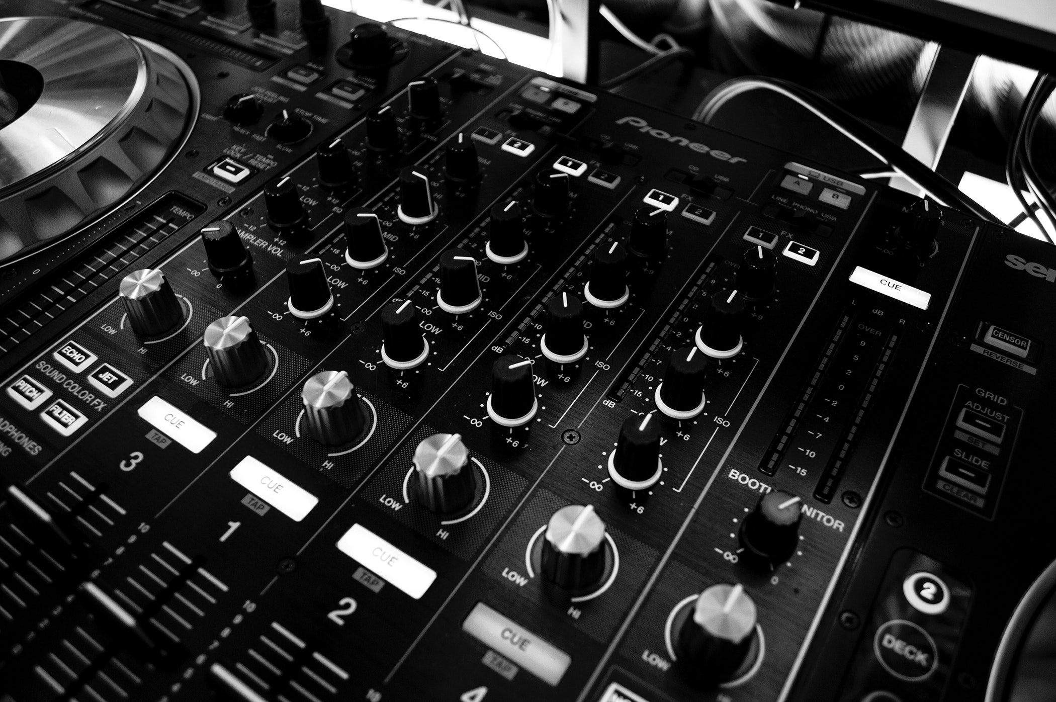 Ett mixerbord i svart vitt