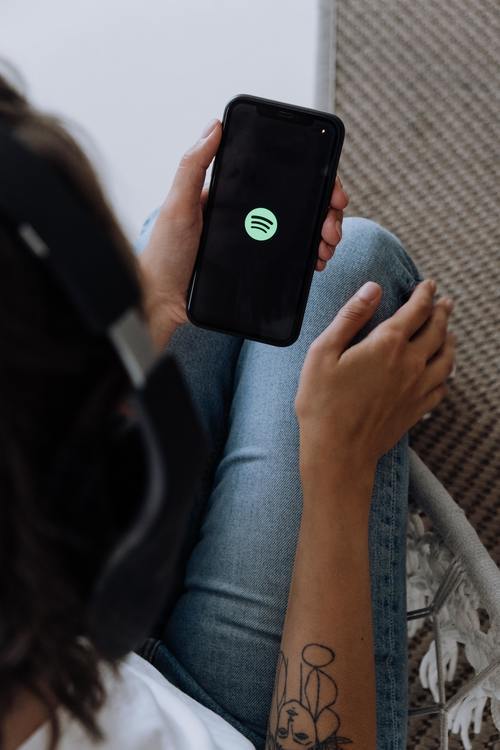 Lyssna på musik i din iPhone 14 Pro Max utan risk